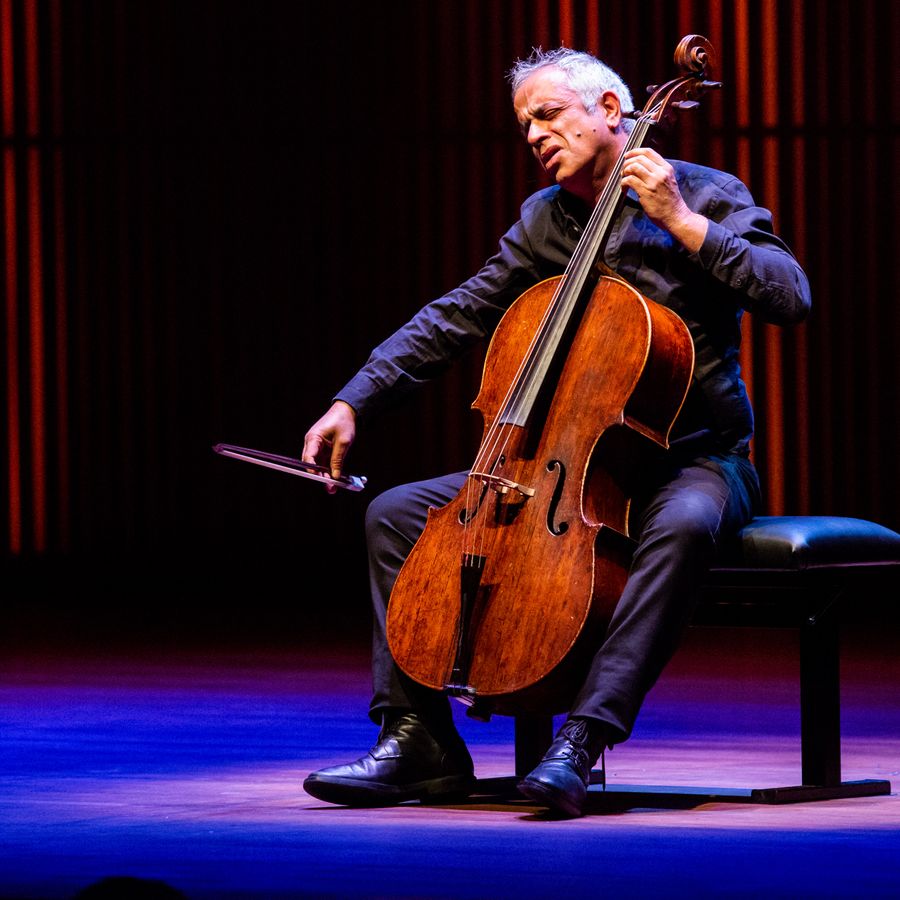 Giovanni Sollima (foto Ronald Knapp)