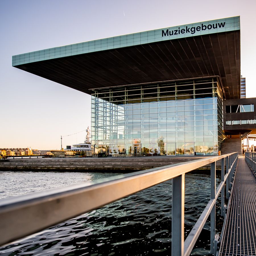 Voorzijde Muziekgebouw aan 't IJ (foto: Nico Alsemgeest)
