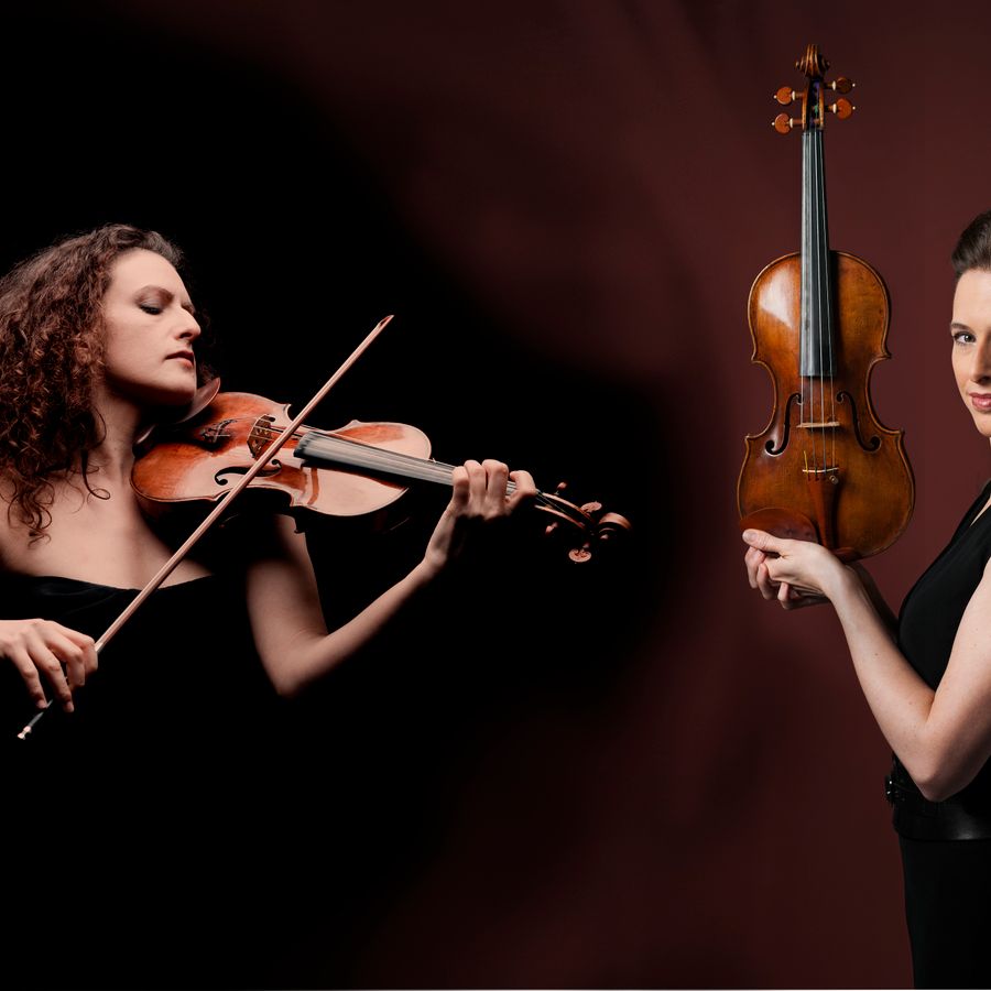 Liza Ferschtman (foto Marco Borggreve) = Esther Hoppe (foto Remo Ubezio)