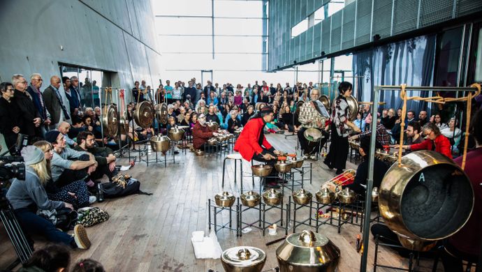 Sinta Wullur en Ensemble Multifoon (foto: Françoise Bolechowski)