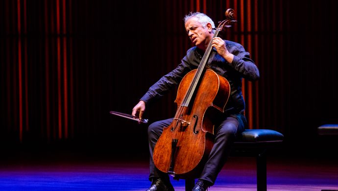 Giovanni Sollima (foto Ronald Knapp)