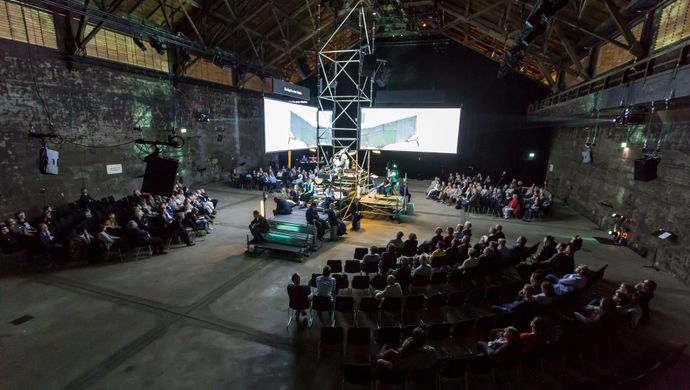 Muziektheater Transparant - Earth Diver (foto Jochen Tack) 