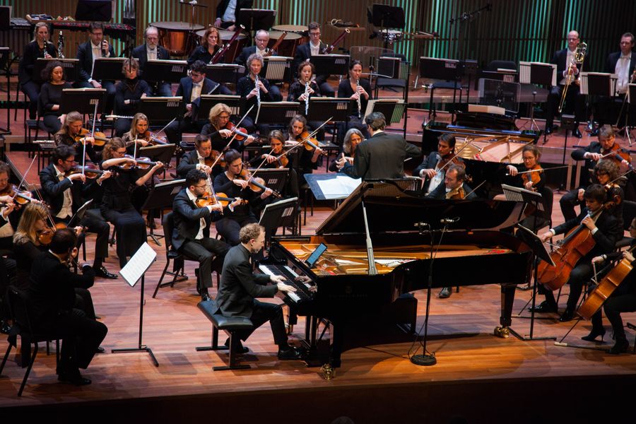 Ralph van Raat + Noord Nederlands Orkest (foto Francoise Bolechowski)