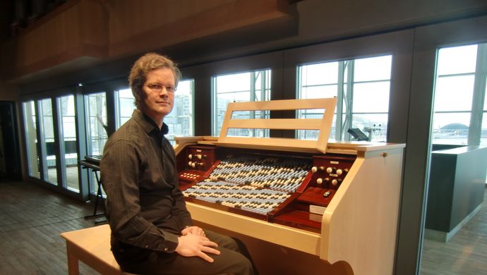 Ere Lievonen op Fokker-orgel