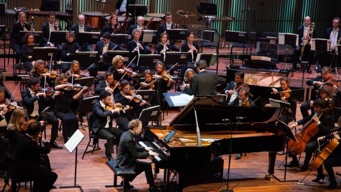 Ralph van Raat + Noord Nederlands Orkest (foto Francoise Bolechowski)