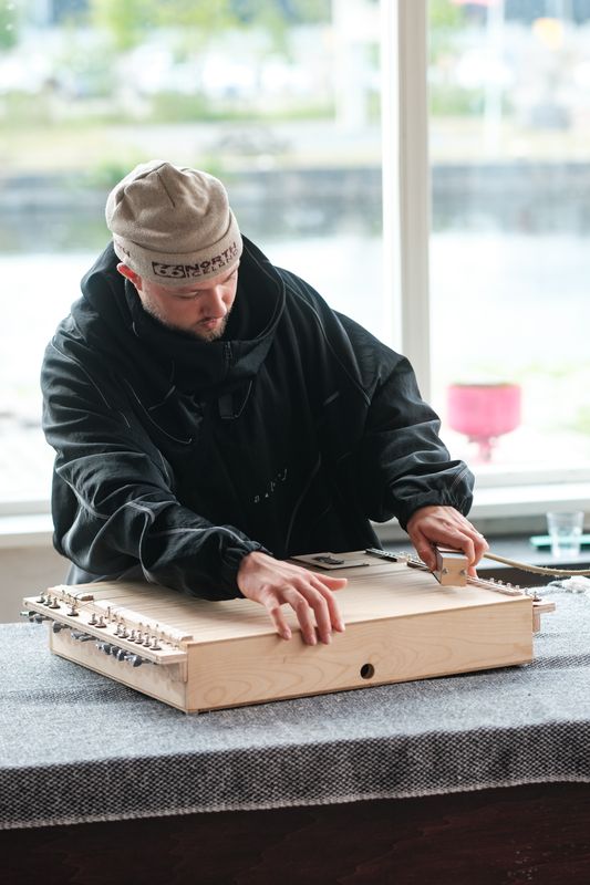 Eensnarig instrument ontworpen door Aart Strootman (© Alex Heuvink)