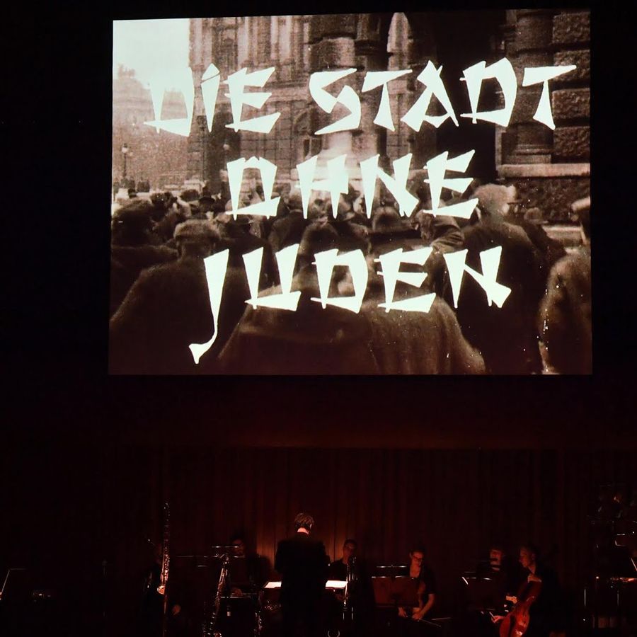 Die Stadt ohne Juden (foto: Mark Allan, Barbican Centre)
