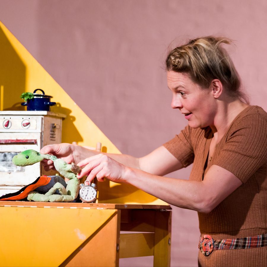 De Witte Pomp - De Koning Bakt een Huis