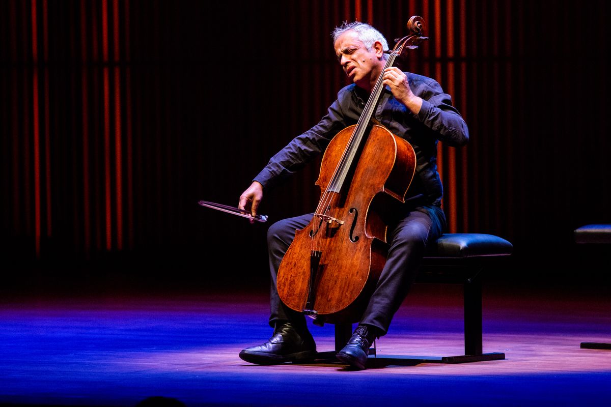 Giovanni Sollima (foto Ronald Knapp)