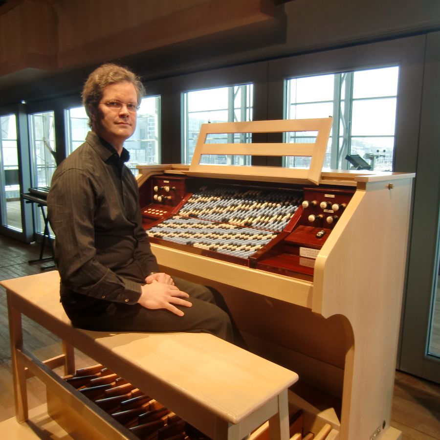 Ere Lievonen op Fokker-orgel