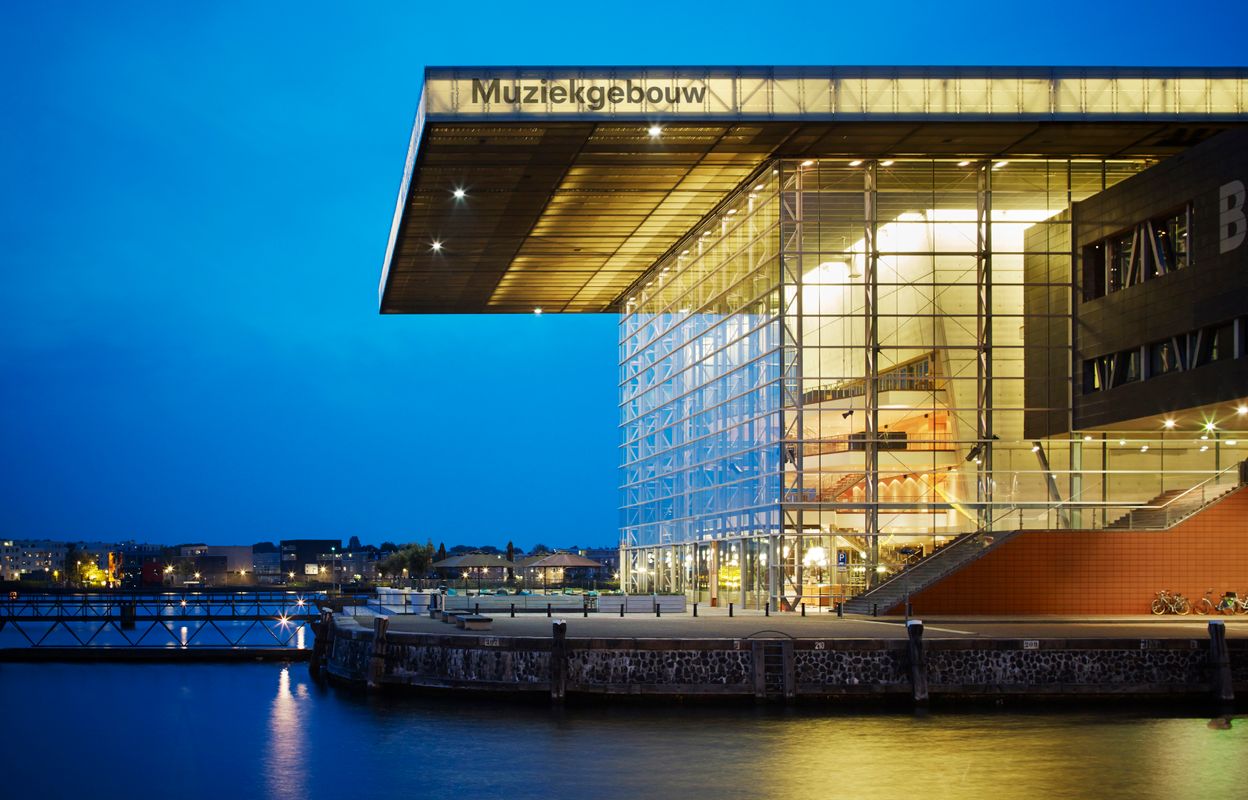 Muziekgebouw aan 't IJ - zijaanzicht (foto Erik van Gurp)