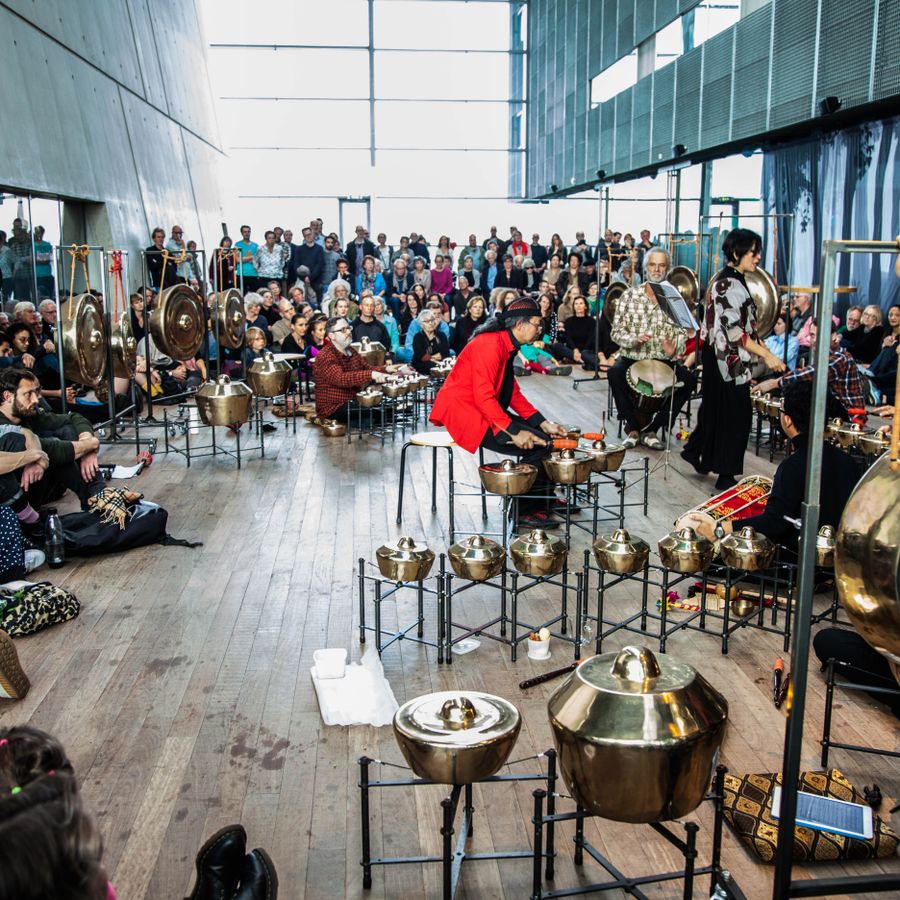 Sinta Wullur en Ensemble Multifoon (foto: Françoise Bolechowski)