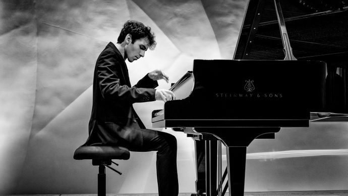 Alexandre Kantorow (foto Fondation Louis Vuitton - Martin Raphaël Martiq) 