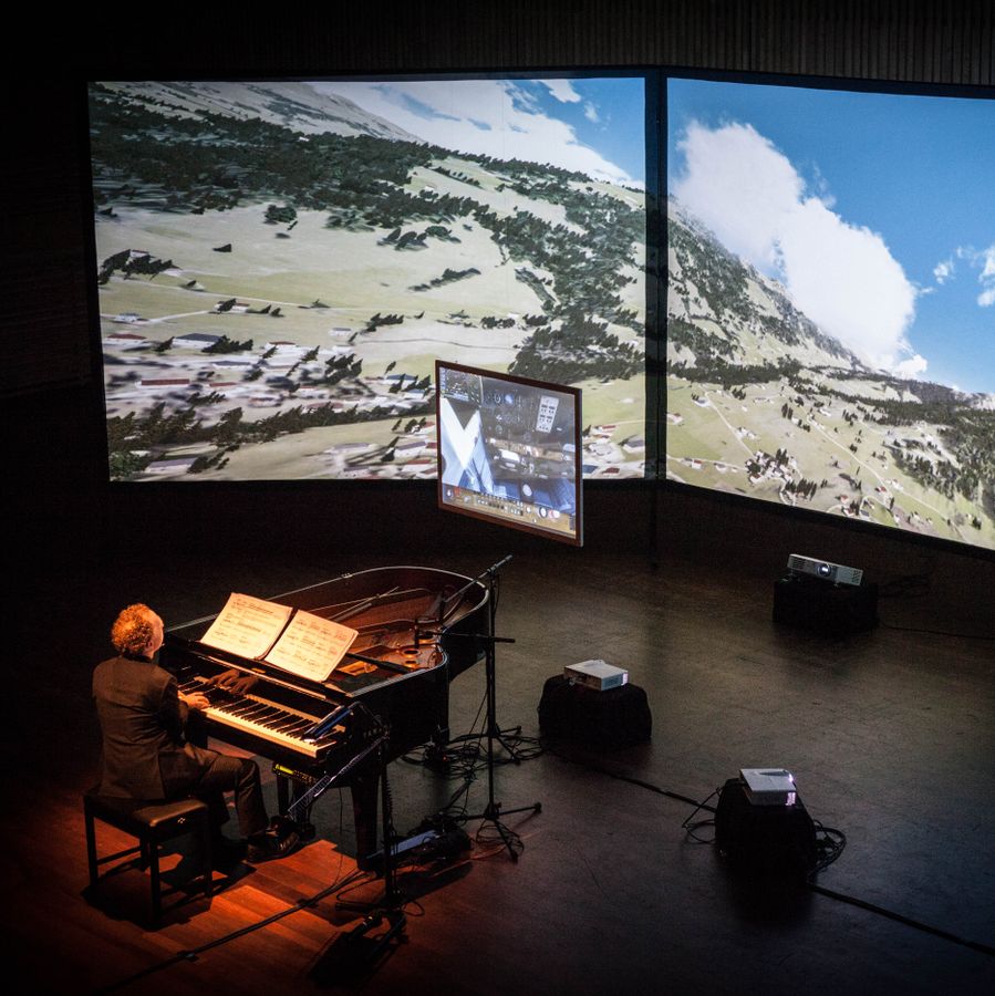 Pianist Ralph van Raat bedient al spelend een vliegtuigsimulator, 13 september 2015 (foto Francoise Bolechowski)