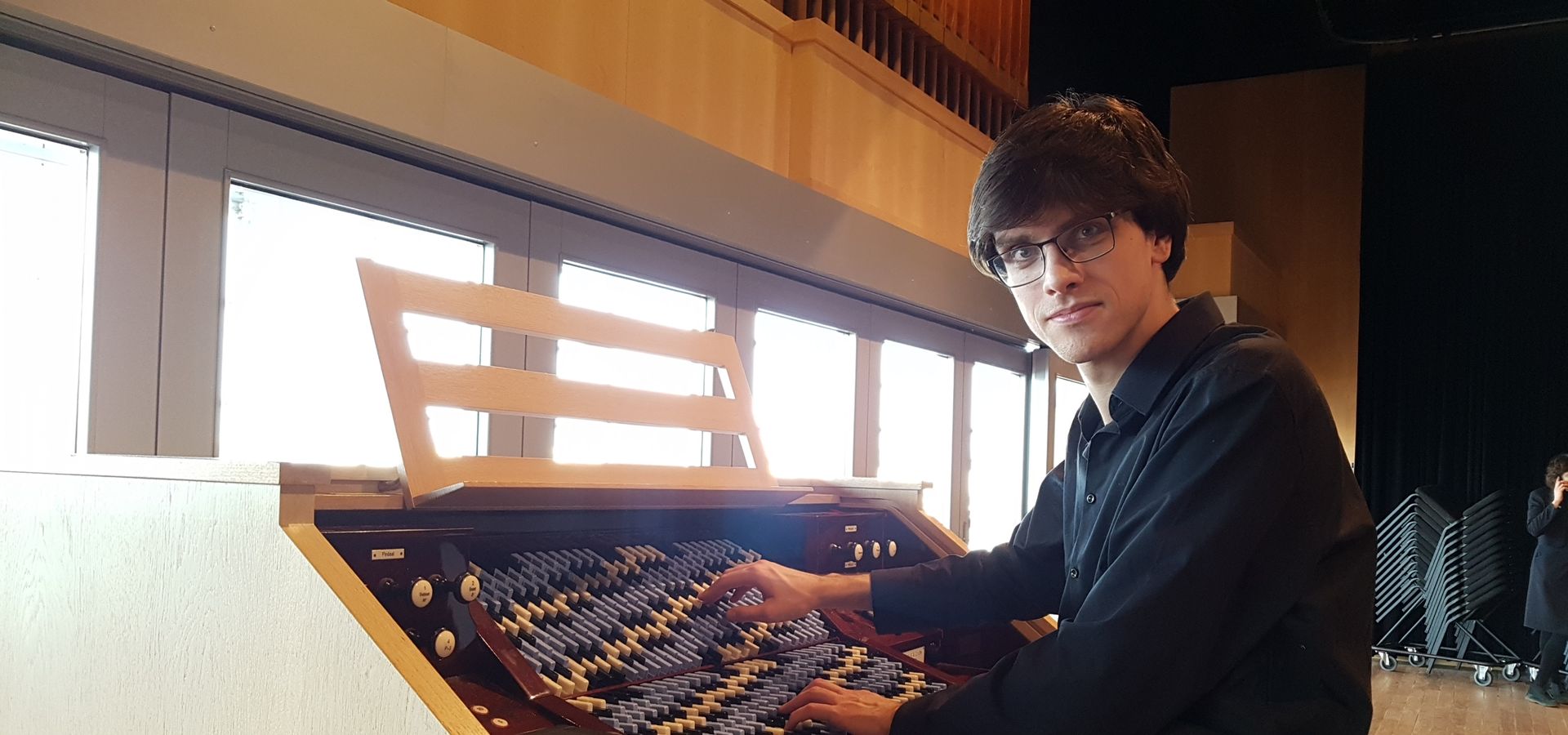 Laurens de Man op Fokker-orgel